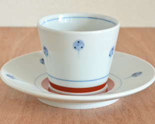 砥部焼・梅山窯 たんぽぽのコーヒーカップを横から見て