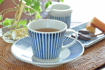 砥部焼・梅山窯 とくさ柄のコーヒーカップに紅茶を