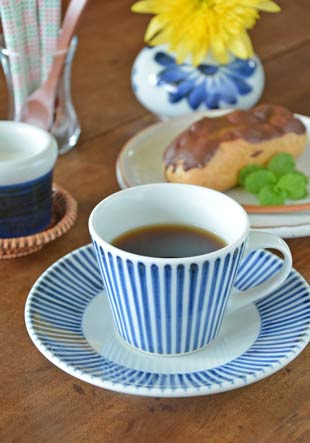 砥部焼・梅山窯 とくさ柄のコーヒーカップにコーヒーを