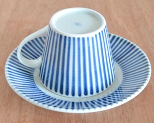 砥部焼・梅山窯 とくさ柄のコーヒーカップ を伏せて