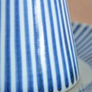 砥部焼・梅山窯 とくさ柄のコーヒーカップに紅茶を絵付け
