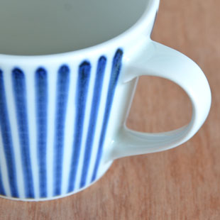 砥部焼・梅山窯 とくさ柄のコーヒーカップの持ち手