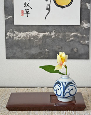 砥部焼 からくさの四方花器を花台に