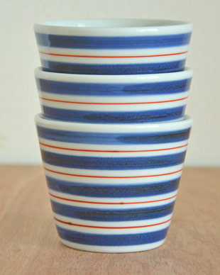 砥部焼・梅山窯 あい赤ラインのそばちょこを重ねて