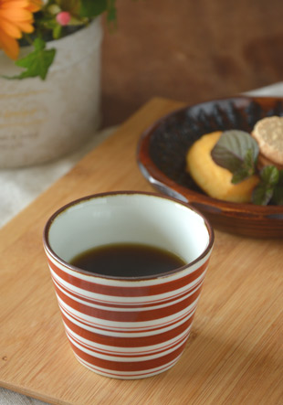 砥部焼・梅山窯 細赤線のそばちょこにコーヒーを