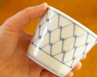 砥部焼・梅山窯 網目のそばちょこを手に持って