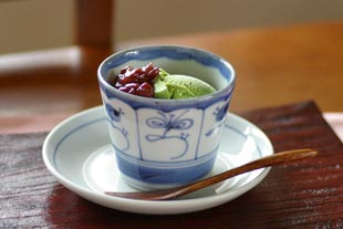 砥部焼・梅山窯　縁どりなずなのそばちょこにアイスをいれて