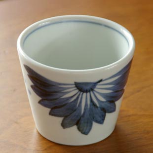 砥部焼 菊もようのそばちょこ
