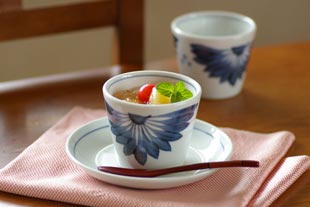 砥部焼・梅山窯 菊もようのそばちょこにフルーツゼリーを入れて
