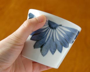 砥部焼・梅山窯 菊もようのそばちょこにを手に持って