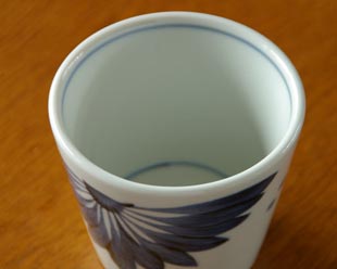 砥部焼・梅山窯 菊もようのそばちょこにを上から見て