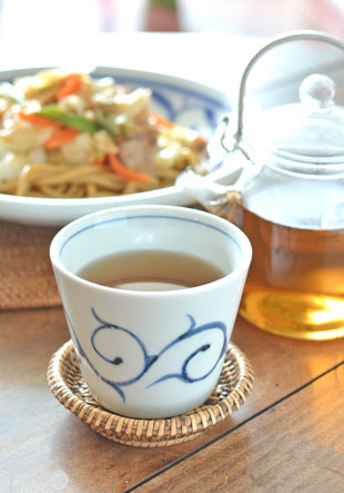 砥部焼・梅山窯 細からくさのそばちょこにお茶を