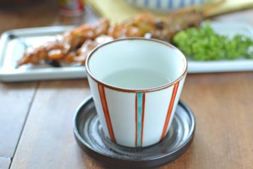 砥部焼・梅山窯 カラーのそばちょこに日本酒を