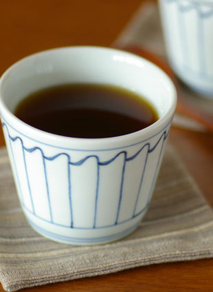 砥部焼・梅山窯 波とくさのそばちょこにコーヒーを入れて