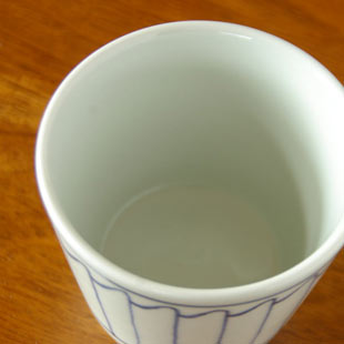 砥部焼・梅山窯 波とくさのそばちょこのを上から見て