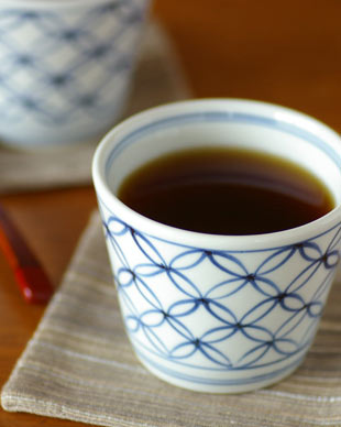 砥部焼・梅山窯 宝つなぎのそばちょこにコーヒーを