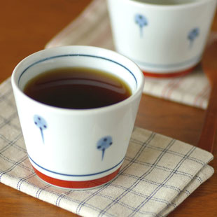 砥部焼・梅山窯 たんぽぽのそばちょこにコーヒーを