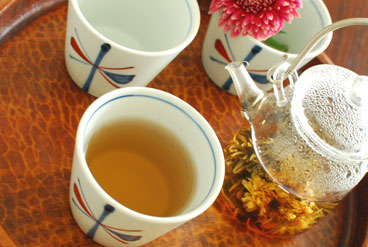 砥部焼・梅山窯 蝶文のそばちょこにお茶を