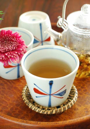 砥部焼・梅山窯 蝶文のそばちょこにお茶を
