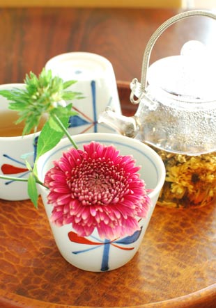 砥部焼・梅山窯 蝶文のそばちょこに花を
