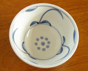 砥部焼・梅山窯 太陽柄の反茶碗の中の絵付け