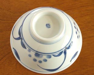 砥部焼・梅山窯 太陽柄の反茶碗の底面