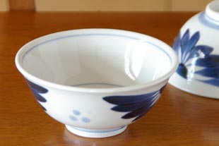 砥部焼・梅山窯 ごす菊の反茶碗(大)