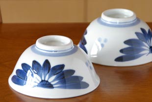 砥部焼・梅山窯 ごす菊の反茶碗(大)を伏せて