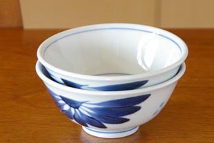 砥部焼・梅山窯 ごす菊の反茶碗(大)を重ねて