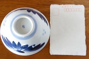砥部焼・梅山窯 ごす菊の反茶碗(大)をはがきと比較して