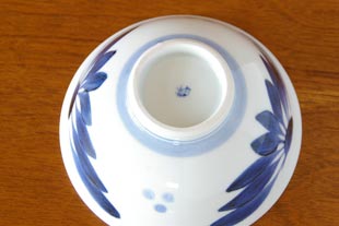 砥部焼・梅山窯 ごす菊の反茶碗(大)の裏