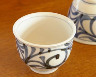 砥部焼・梅山窯 からくさの湯呑(大)