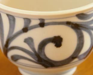 砥部焼・梅山窯 からくさの湯呑(大)の絵付け