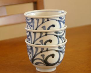砥部焼・梅山窯 からくさの湯呑(大)を重ねて