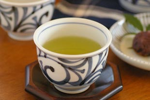 砥部焼・梅山窯 からくさの湯呑(大)に緑茶を