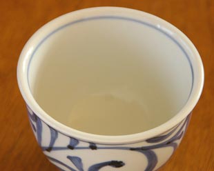 砥部焼・梅山窯 からくさの湯呑(大)を上から見て