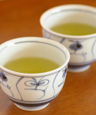 砥部焼・梅山窯 なずなの湯呑(大)に緑茶を