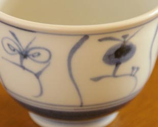 砥部焼・梅山窯 なずなの湯呑(大)の絵付け