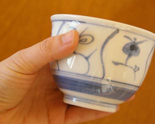 砥部焼・梅山窯 なずなの湯呑(大)を手に持って