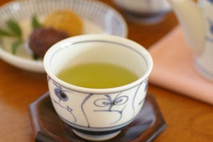 梅山窯 なずなの湯呑(大)に緑茶をいれて