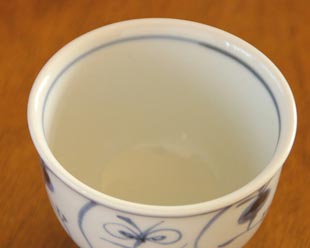 砥部焼・梅山窯 なずなの湯呑(大)を上から見て