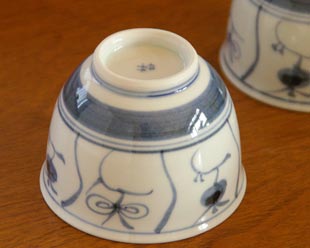 砥部焼・梅山窯 なずなの湯呑(大)を伏せて