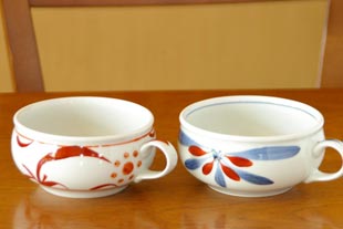 砥部焼・梅山窯 赤太陽と花もようのスープカップ