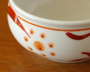 砥部焼・梅山窯 赤太陽のスープカップの絵付け