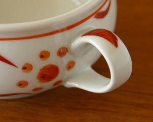 砥部焼・梅山窯 赤太陽のスープカップの持ち手