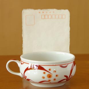 砥部焼・梅山窯 赤太陽のスープカップをはがきと比較して