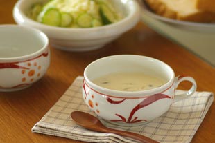砥部焼・梅山窯 赤太陽のスープカップにスープを