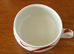 砥部焼・梅山窯 赤太陽のスープカップを上から見て
