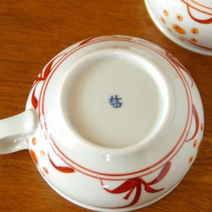 砥部焼・梅山窯 赤太陽のスープカップの底面