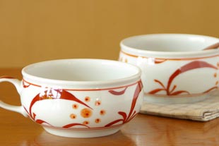 砥部焼・梅山窯 赤太陽のスープカップを横から見て